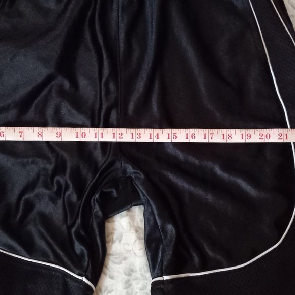 Black shorts. - Picture 5 of 8